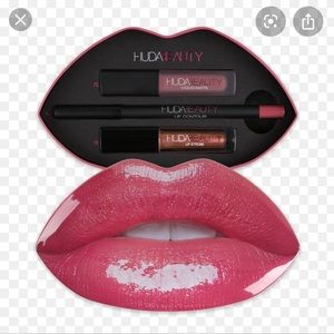 Huda beauty contour and strobe lip set
